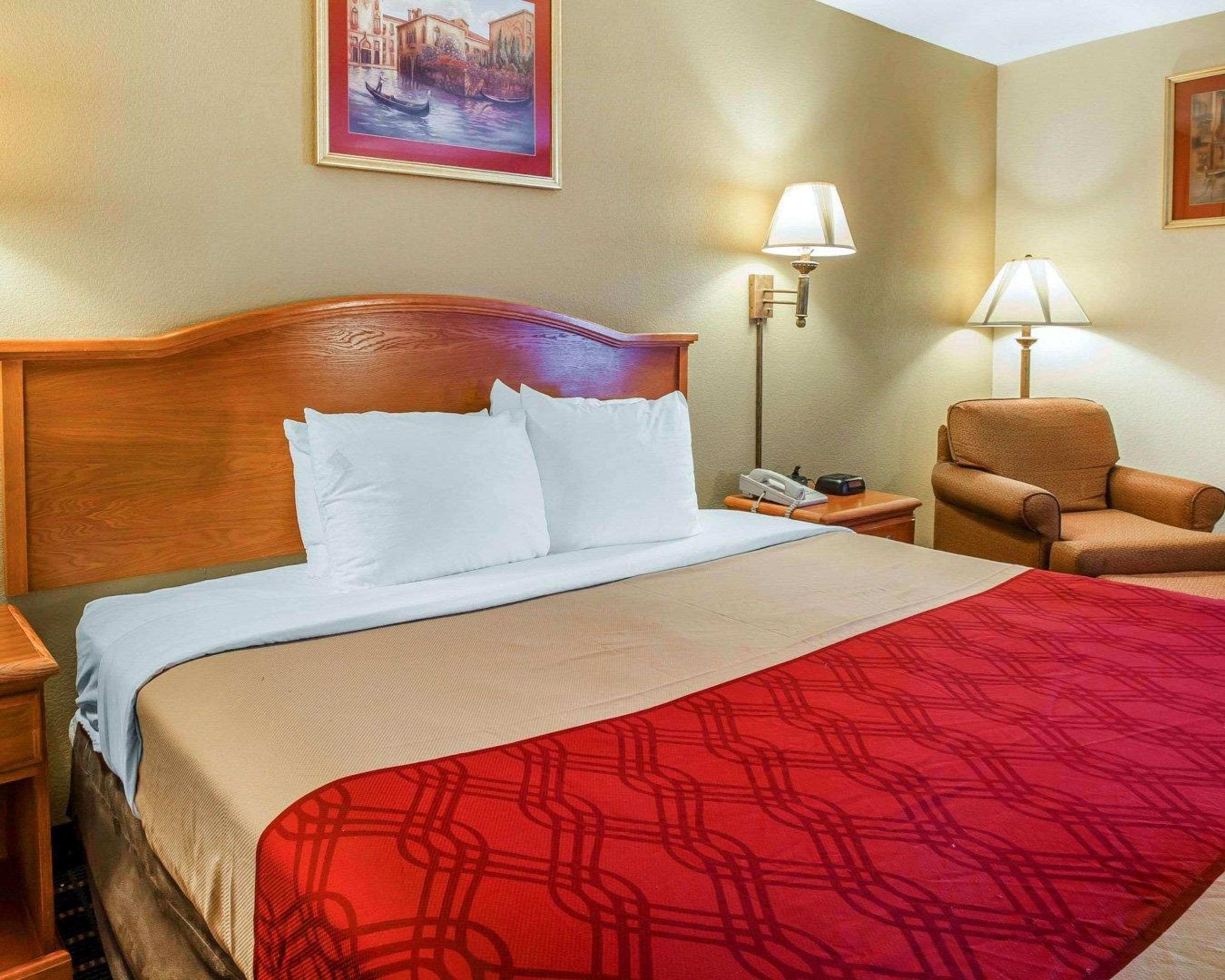 Econo Lodge Brunswick Bagian luar foto