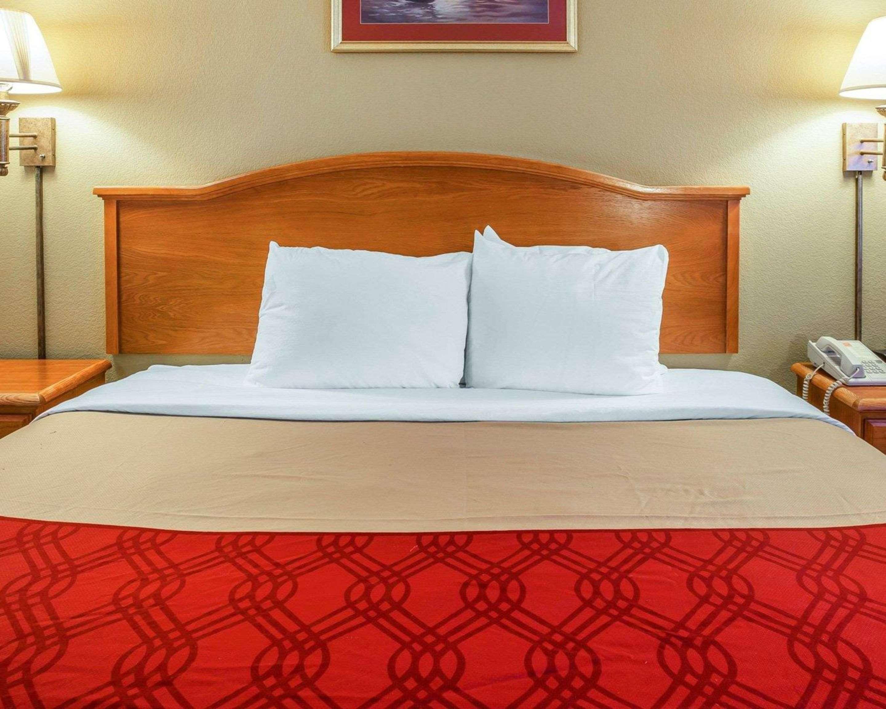 Econo Lodge Brunswick Bagian luar foto