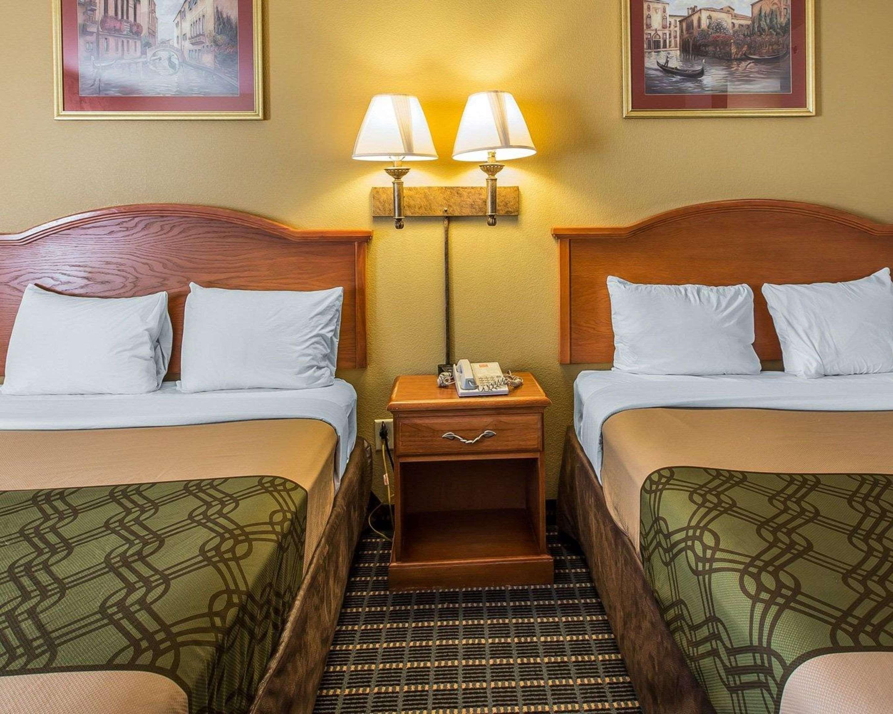 Econo Lodge Brunswick Bagian luar foto