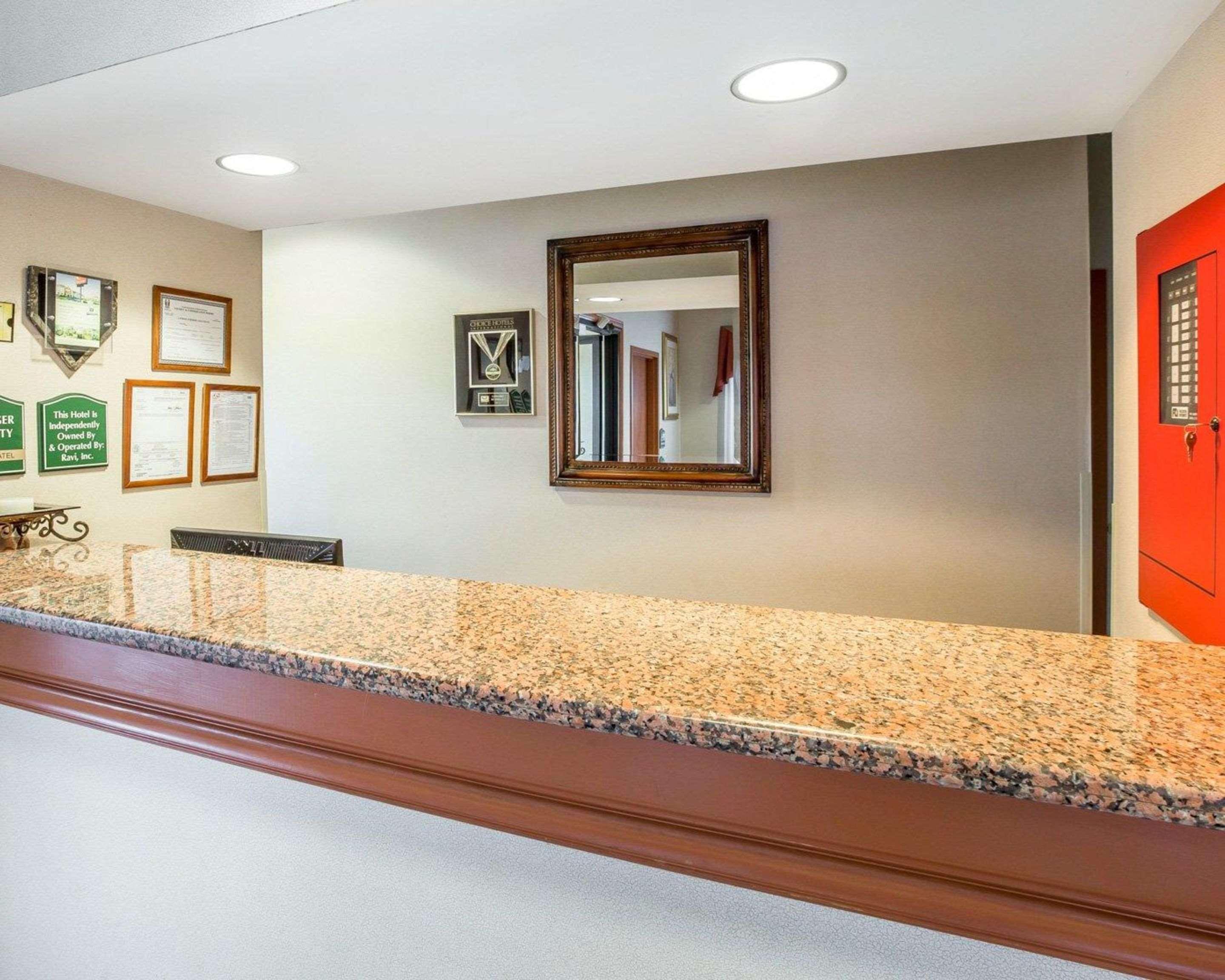 Econo Lodge Brunswick Bagian luar foto