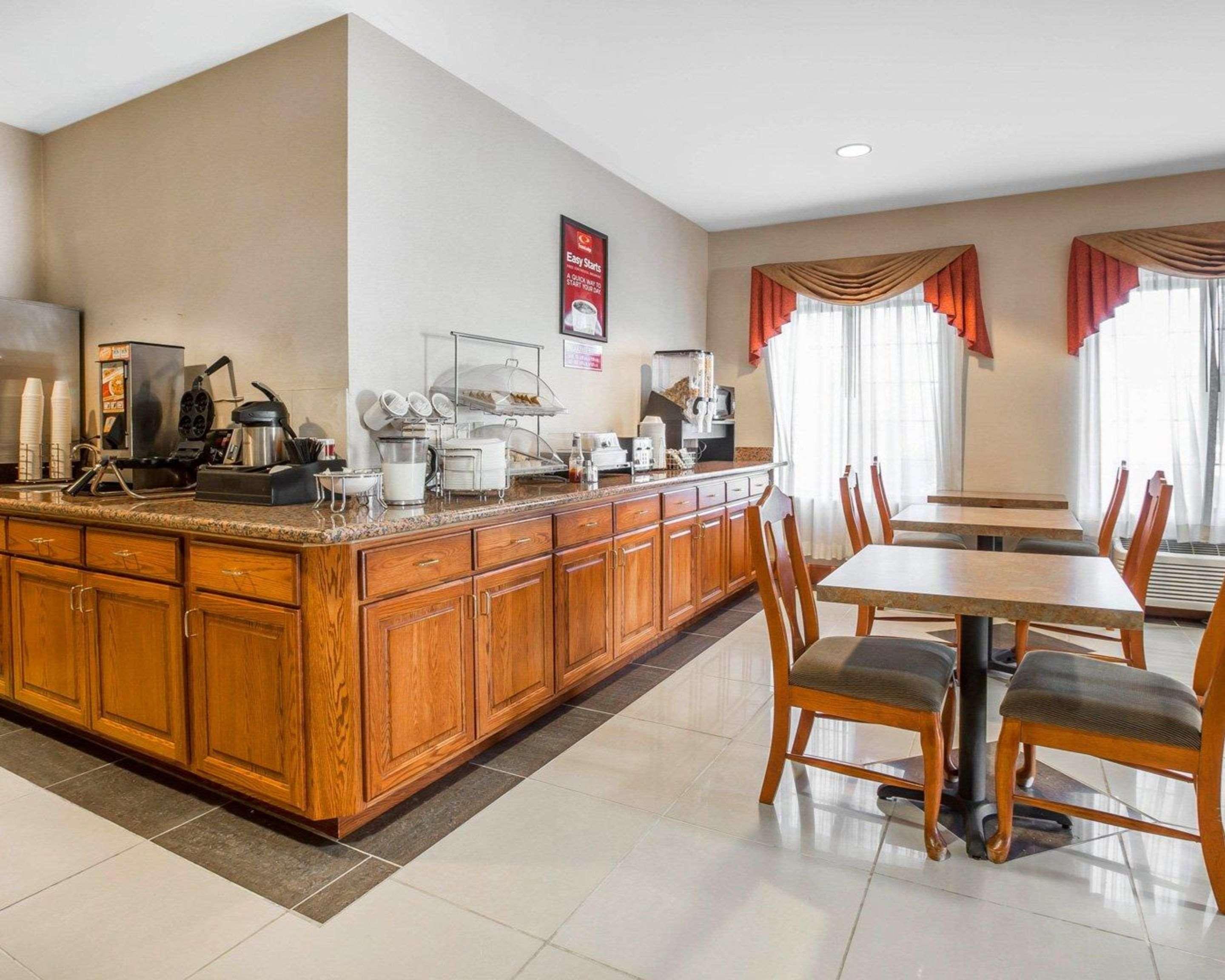 Econo Lodge Brunswick Bagian luar foto