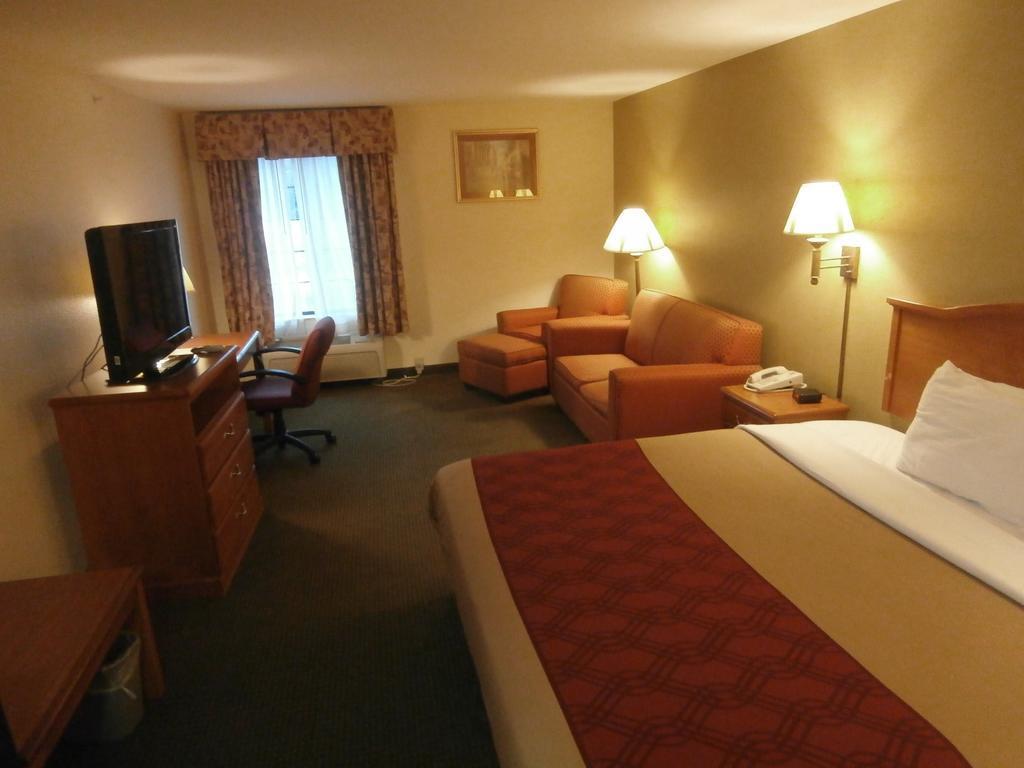Econo Lodge Brunswick Bagian luar foto