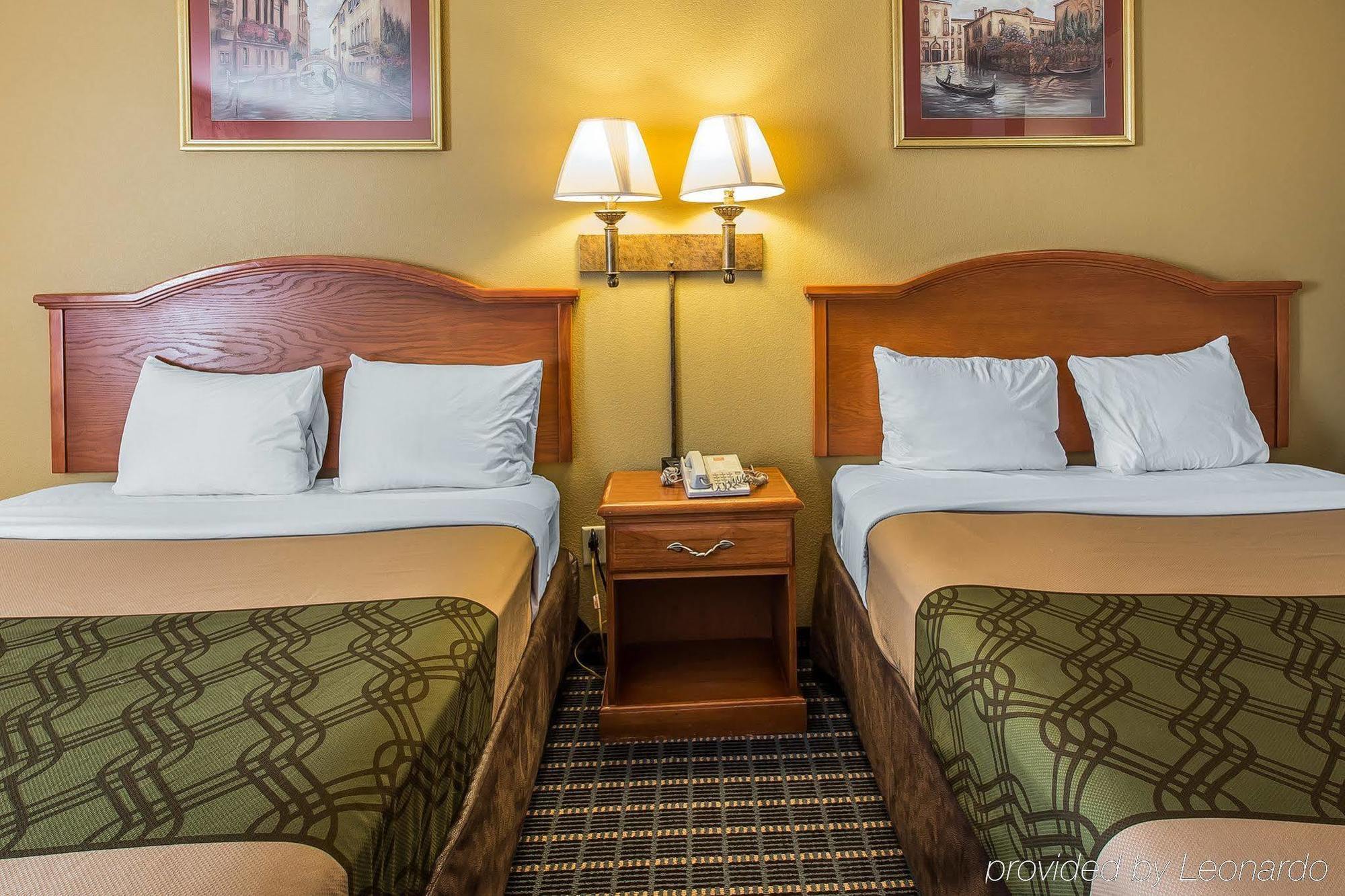 Econo Lodge Brunswick Bagian luar foto
