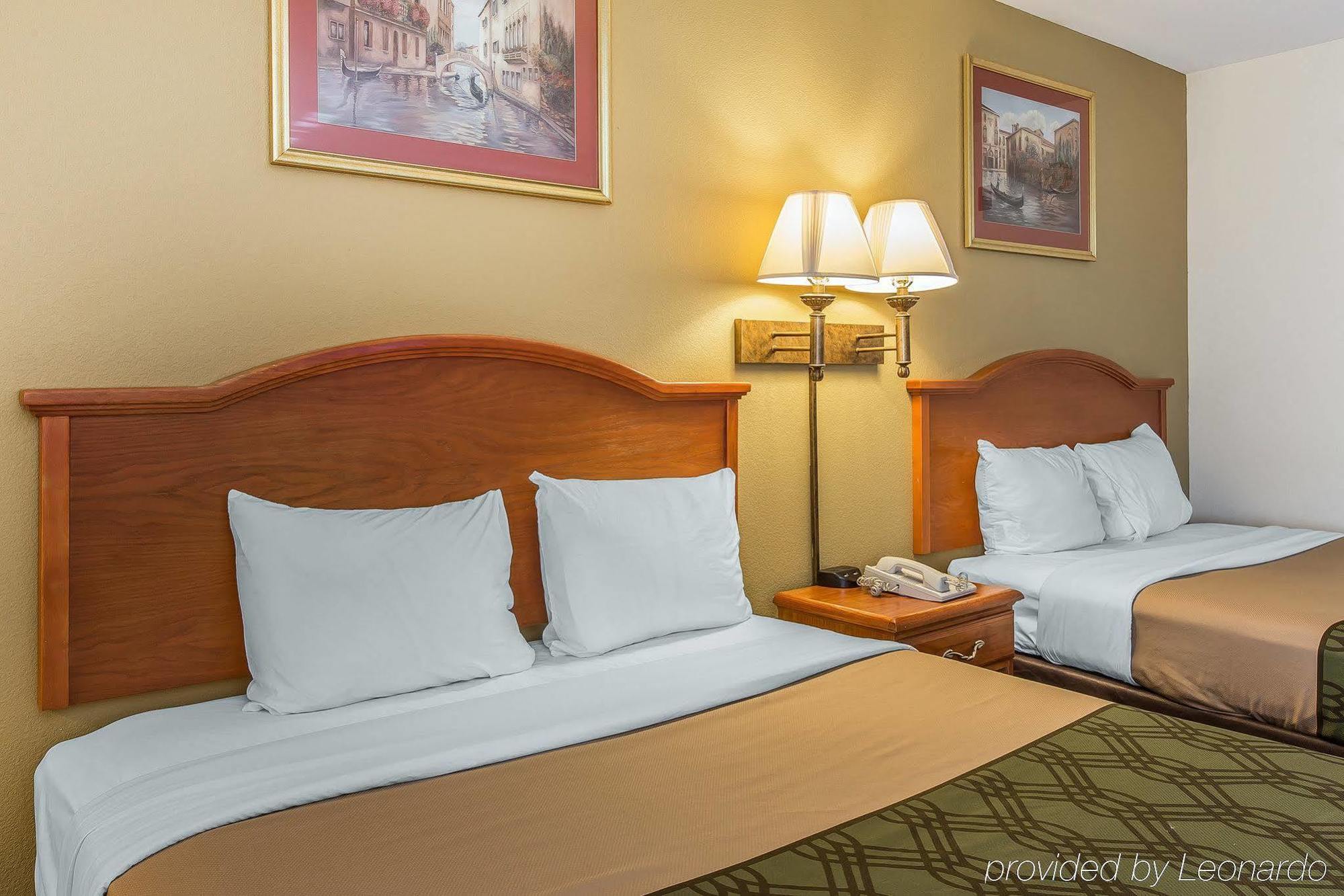 Econo Lodge Brunswick Bagian luar foto